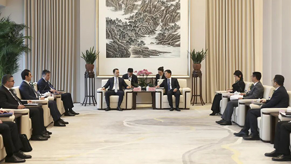 徐鸿会见阿塞拜疆交通和通信控股公司执行董事(首席执行官)沙欣·巴巴耶夫
