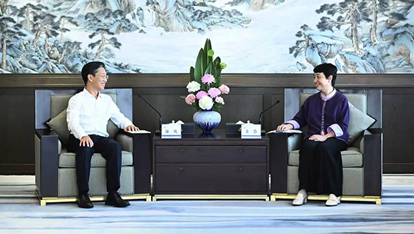 徐鸿与招商局集团党委副书记、总经理石岱举行工作会谈
